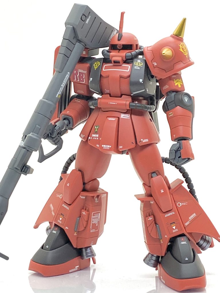 後ろから見るとこのゴテゴテした感じが大変魅力的でメタリックを入れたら更に良くなりました。ジョニーライデンのマーキングであるRBやユニコーン、機体番号の402も各所に貼り、一目で真紅の稲妻とわかる様にしました。