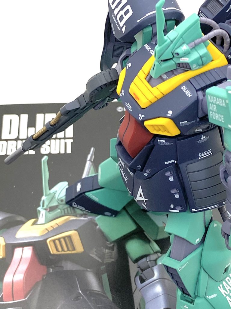 最後は説明書と。HGUCのディジェもかなりスーパーキットで塗り分けをちょっと頑張るだけでそれなりに見える完成品になりました。今回はガンダム・センチネルに出てもおかしくないような物を作りたく、テストカラーのZプラスとなるべく同じマーキングを使い統一感が出るようにして、かなり良い感じになりました。ディジェはプロポーション、ディテール、可動範囲共に最新キット並みで作っていて本当に楽しく、放熱フィンなんかは全て色分けされていたので「こういうキットを毎回作りたい」と感じました。人気があるので最近も再版されていますので・・・宇宙世紀の英雄のアムロのキリマンジャロやダカールの戦いに思いを馳せながら作ると楽しいと思います。ご覧して頂きありがとうございました。