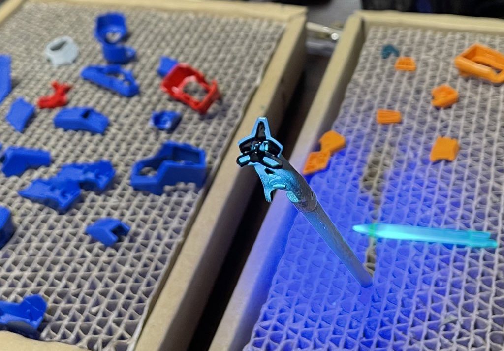 ブラックライトで光るようにしてあるんですが、シルバーサフ→蛍光ブルーグリーン→青竹で塗装してます。メタリックの下地透けを活かして目で見た感じを優先。いや、思い込みかもしれん。