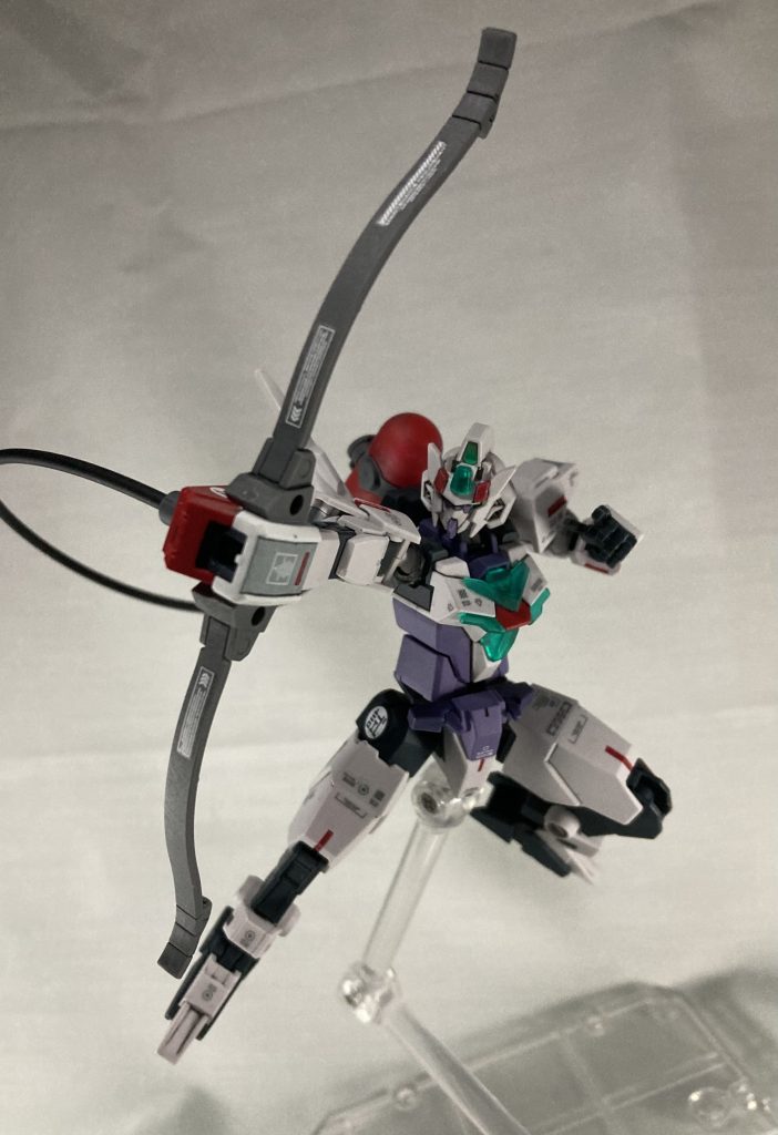 試作型:フェイルノート 1の章右腕に装着する弓矢型の武装、弓の形をしているが実際の弦は張られておらず左腕でシステム上の弦を引きエネルギー弾を発射するため、本当に引いているのか本人以外は判別不可能なためフェイントにも使えるまた追尾性能が高く何かに着弾するまで標的を追いかけ、引く強さによって込めるエネルギー量が増加するため最大威力の弾丸はまさに必中の矢以上の解説は神話好きの開発者から送られてきた資料を出来る限り手短に要約した文章である