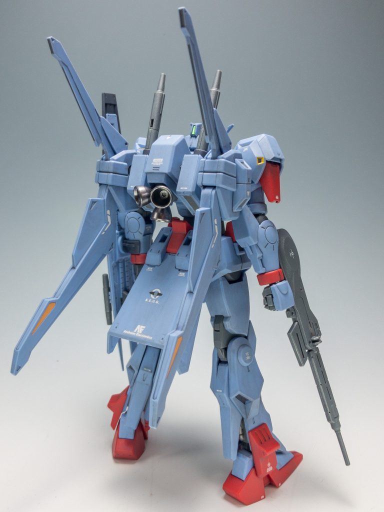 リアビューです。バーニアは、ガンダムマーカーのヘビーガンメタリックです。いい色してます！リアアーマーが特徴的ですね。