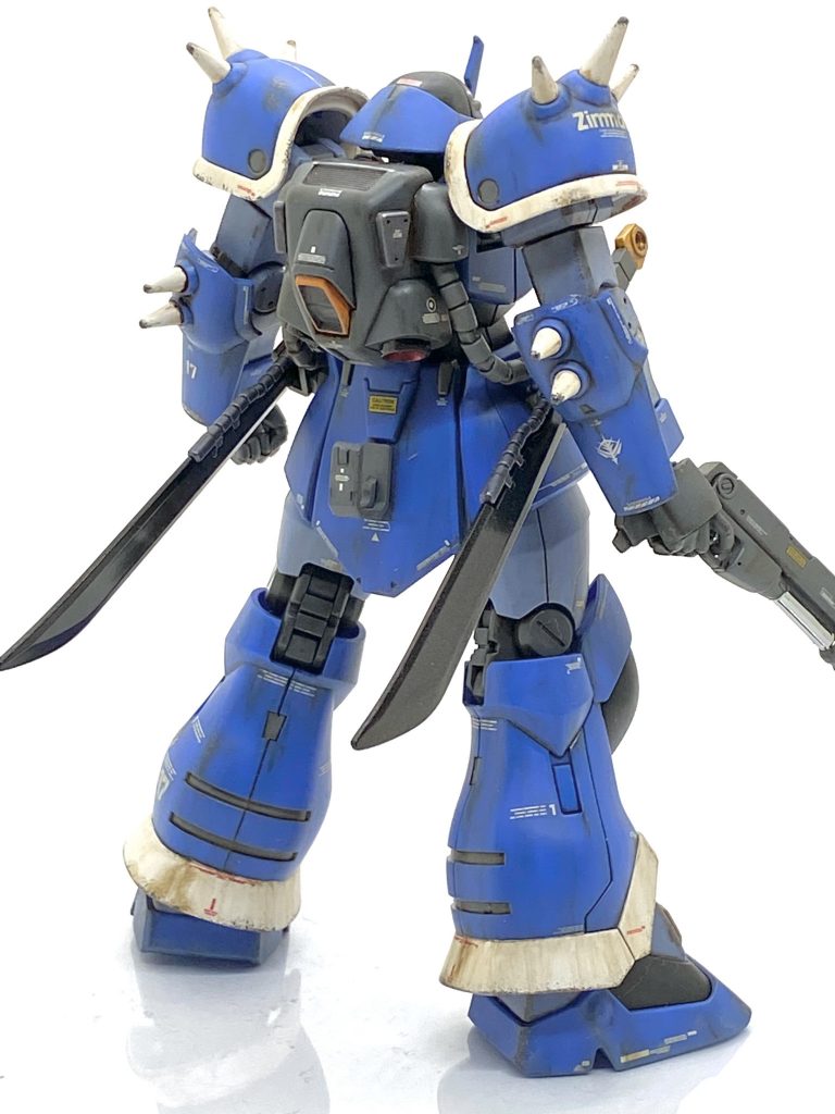 胸のセンサーの部分は赤いラビーを貼ったのでアクセントになってくれました。らいだ~Joe様の本にも汚し仕上げにはメタリックカラーが良く似合うと書いてあったのでヒートソードもゴールドを使いアクセントにしています。