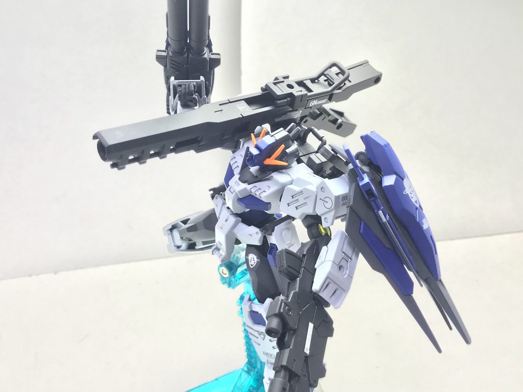 GNハイパーメガカノン。ツインドライヴに直結した大出力のビーム砲はかつてのセラヴィーガンダムを思わせる威力を誇っており、仮想敵であるガデラーザに対しても正面から対抗できるような設計がなされている……ようだ。