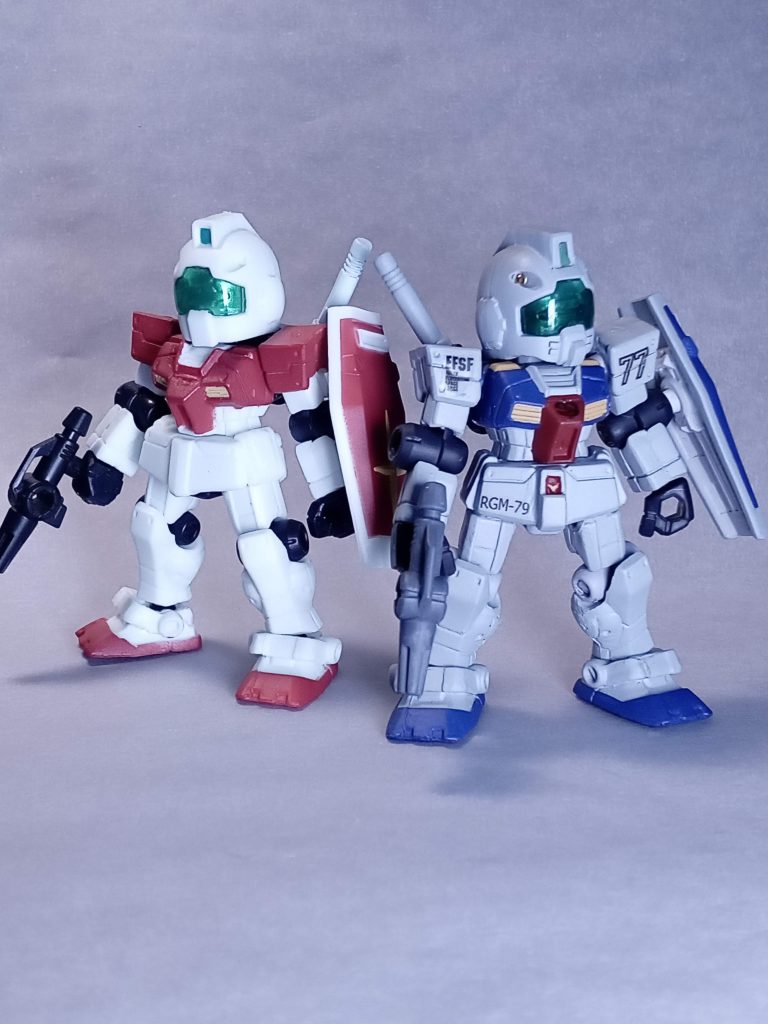 ノーマルジムと比較。スレッガージムは、ビームサーベルの位置が右なので、切って、左から移動してます。股間もガンダムのようになってるので、プラバン、プラ棒で造形してます。