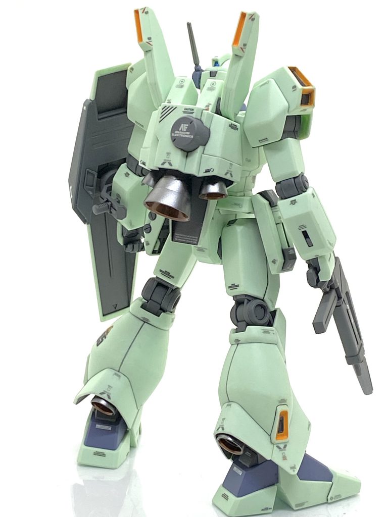 ジェガンはジム系と違い単色なんで昔から寂しいと思っていたので胸のダクトやバックパックの円柱、腰のサイドアーマー、太腿上部などをグレーで塗り、マシン感を意識しました。エゥーゴやネオジオンの機体にはアナハイムのデカールをほぼ貼らないのですが今回は連邦正規軍なのでシールドやバックパックにアナハイムのデカールを貼りアナハイム製を出しています。