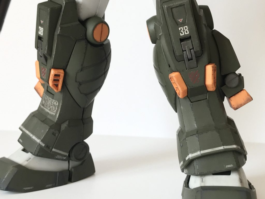 カーキは、ウェザリングカラーのマルチホワイト→グランドブラウンでウォッシングした後に、リアルタッチマーカーのグレー（1）でチッピング。膝や肩なのどの一部は、ウェザリングマスターのカッパーで金属のハゲチョロ感を出しました。