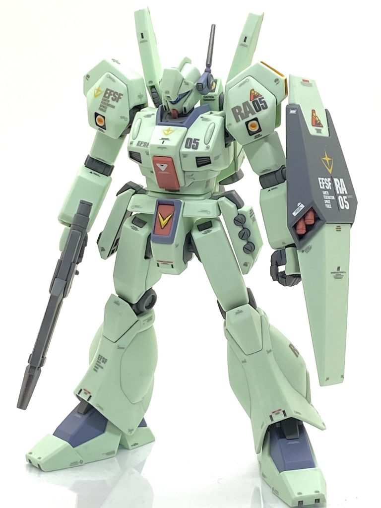 HGUC ジェガンを成型色仕上げ＋αで作ってみました。ガンスタ様で投稿を初めてから自分はまだジム系を一つもアップした事がなく、そろそろアップしたいと思ってました。特にカトキジムでありますジム改ならパーツ数も多くなくいいかな？と思ってたのですが整理をしていたらパチ組してありましたジェガンが出てきて見ますと・・・HGUCのもプロポーションは今見ても抜群で旧キットと違い適度にディテールもあり可動範囲も豊富で合わせ目も肩、脛、ビームライフルぐらいで先にジェガンから仕上げる事にしました。ただ成型色のペールグリーンが明るすぎて「透けるかも？」と心配しますがデカールを貼ってつや消しを吹いて、いつも通りの簡単フィニッシュでロンドベル所属のカトキ風仕上げを目指してみます。