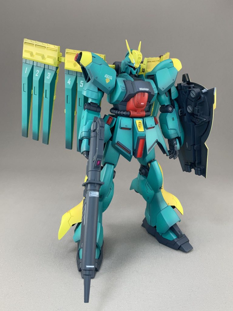 ファンネル展開タイプ羽っぽくて宇宙世紀にしては派手ですが、こっちもいいですね。