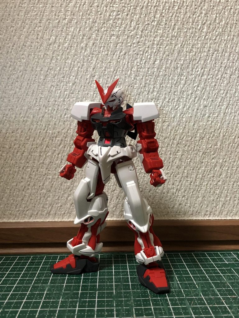 改修途中。プロポーション変更は、肩の改造でほぼ完了させました。その他に、顎を引く角度を大きくするため、胴体側の首回りを削りました。実は襟元の黒色パーツが欠損しており、その調整のためにも、削り込みは必要でした。ここから、合わせ目消し、表面ヤスリ作業を行い、ブラッシュアップしました。