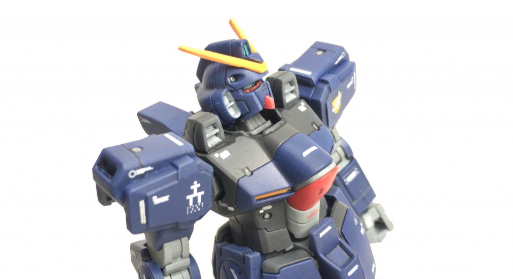 デカール等は部隊マーキングはAOZ用デカールを流用、その他のは様々な機体のものから持ってきています。脚部の目立つマーキングは大きいTRマークを分解してそれっぽく貼ってみました。