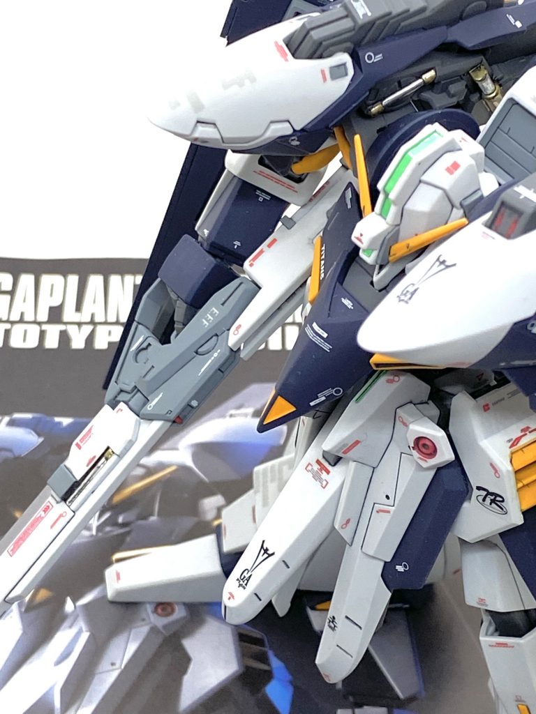最後は説明書と。フライルーは自分が作った中で一番ボリュームのある機体でしかも立体パズルみたいな複雑な装備が多数あるので今までの段取りが通用せず成型色仕上げですら完成までに一月近く掛かってしまいました。自分が尊敬してますセイラマスオ様が形状の良い、このフライルーからよくパーツを流用と作例記事を読んだ事がありましたがその通りで追加パーツのショルダーユニットやスカートユニットなどは大変カッコ良く「センスの良い人は目の付け所が違う」と感じてしまいます。元キットのギャプランもHGUC初期のキットですがプロポーションが大変良く、合わせ目は多いですが肩以外は後ハメしなくても大丈夫なので良いキットだと思います(2021年11月現在フライルーが3キットも買える値段なので是非とも再版して欲しいです)。MGサイズのVer.Kaコーションデカールがかなり余っていたのですが大型なこのキットのおかげで相当消費されて整理出来ただけでなく、自分の中では違和感なくカトキ風のフライルーになったと思い満足してレビューさせて頂きました。ご覧して頂きありがとうございました。