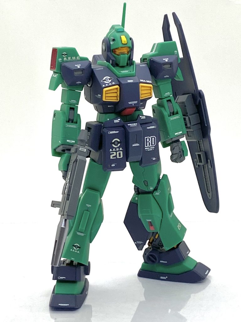 ネモは頭や肩、腕などは合わせ目が出てしまいますが足に付いては合わせ目が無く、これはデザインの勝利だと思います。内部構造には百式などで培った技術をもとにコストダウンがなされたムーバブルフレーム、装甲材にはガンダリウム合金を採用していて同じ時期の量産機でありますジムIIを凌駕する高性能機なので細かめにマーキングも貼っています。Zガンダムを始め、劇中で活躍する期待はほぼアーガマ所属なのでネモは敢えてラーディッシュ所属にしました。