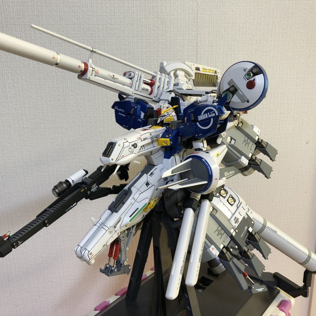 カラーはテスト機から、艶ありのコバルトブルー+シルバーラメとホワイト少々へ。うまくサフが乗ってくれたので、塗装は比較的楽でした。で、調子に乗ってモールドやディテールを加えていくと、もう止まらなくなってましたね。