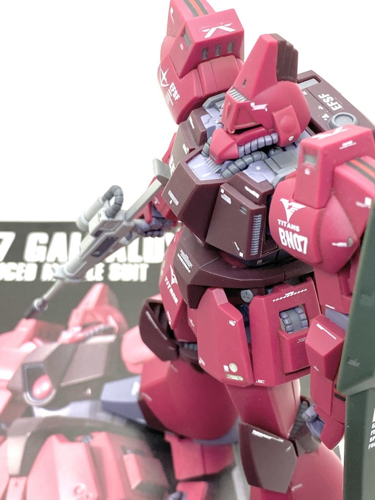 最後は説明書と。ガルバルディβはHGでは200番台と新しい部類で合わせ目が少ない親切設計にKPSを有効に使った関節のおかげで可動範囲も広く、かなりの良キットであります。成型色のワインレッドとパープルブラウンの成型色も素晴らしく、ほぼ完璧な色分けの為に人気が出るのも頷けます。もしHGUC初期に出たとしたら・・・かなりの合わせ目とABSを使った関節で塗装がしにくく、改修を前提になっていたと思いますが今では合わせ目も段落ちモールドやディテールと処理されていて、パーツ分けが秀逸なので塗装しやすく、技術の進歩を感じます。このキットの流用であるガズアル、ガズエルもカッコいいですがガルバルディαもプレバンでも構わないので是非とも作ってみたいですね。ご覧して頂きありがとうございました。