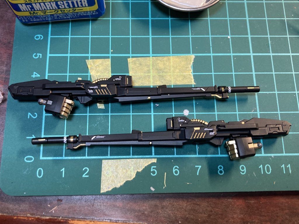 ツインバスターライフルの金部分はタミヤのエナメル塗料リーフゴールドで塗装してます。
