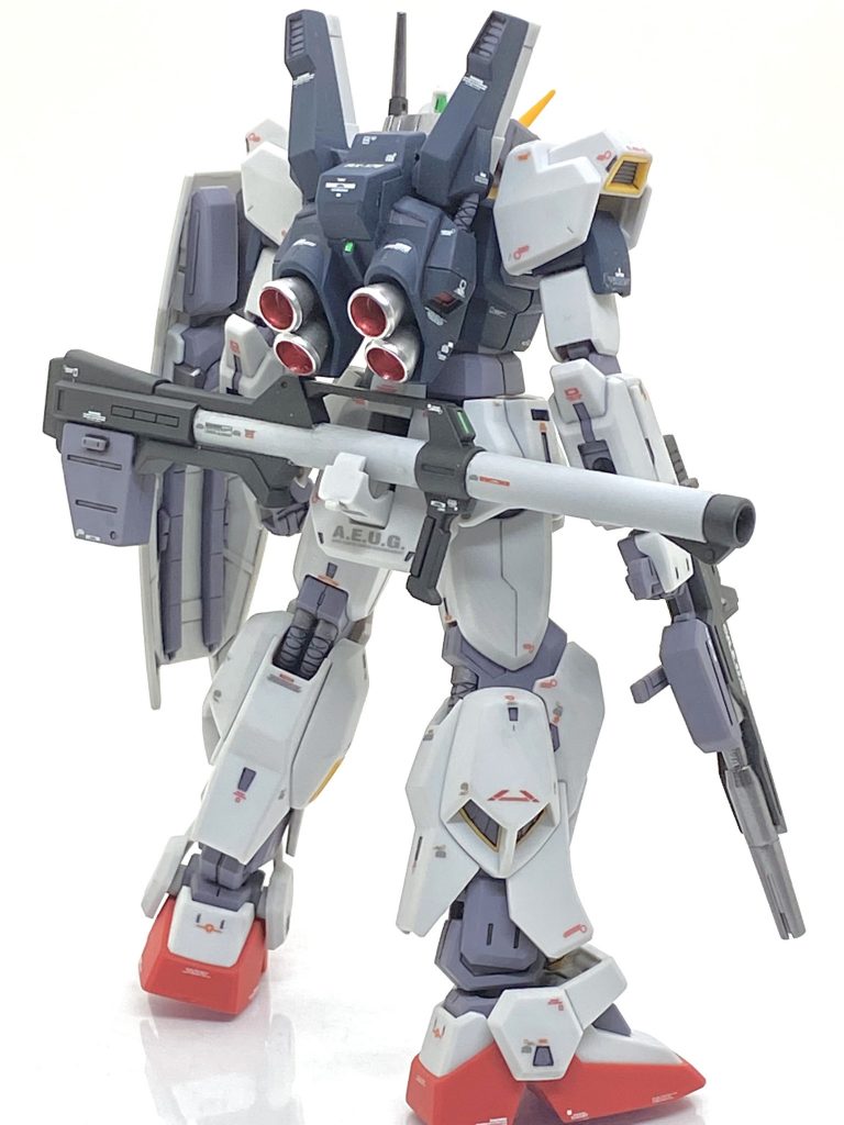 バズーカはグレーの単色成型なので旧ガンダムカラーのスーパーガンダム用に入っていましたホワイト9を塗りました。ただ・・・20年物でしたから蓋をしていても完全に固まっていたのでMr.カラー専用の溶媒液を入れて復活させました。この溶媒液のおかげで在庫であります旧ガンダムカラーが全て使えるので本当に重宝しています。