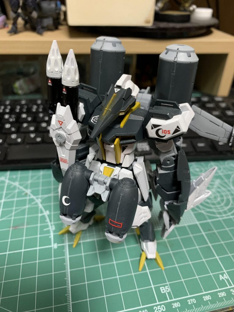 今回は初めて水転写デカールを多めに使ってみました。情報量がぐんと上がって新鮮でした。塗装は缶スプレー+シタデルカラーの筆塗りで行いました。塗りムラや筆塗りの跡が残ってしまいましたが今後に生かしていきます。