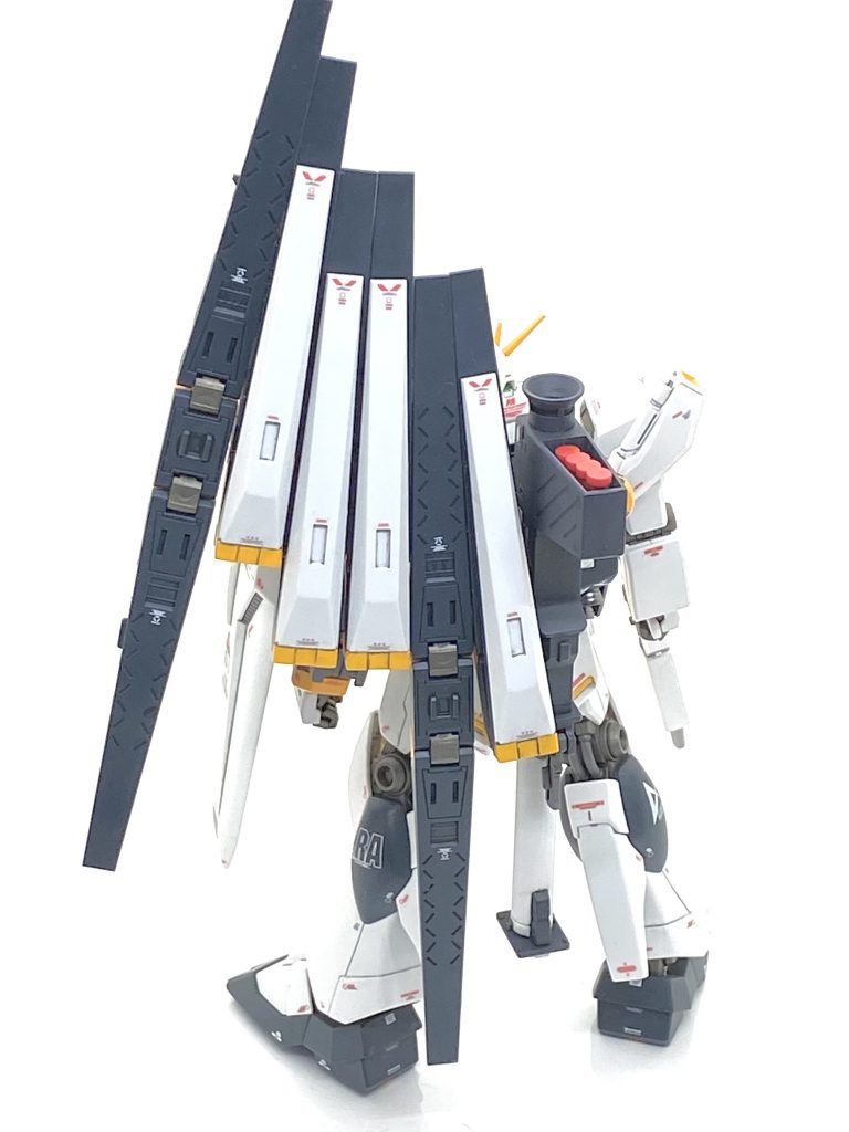 フィンファンネルの取り付け部がABSなので硬く、付ける際は大変気を遣いました。ABSは硬いですがνガンダムのメタリック部の成型色は良くつや消し吹いただけで良い感じになります。