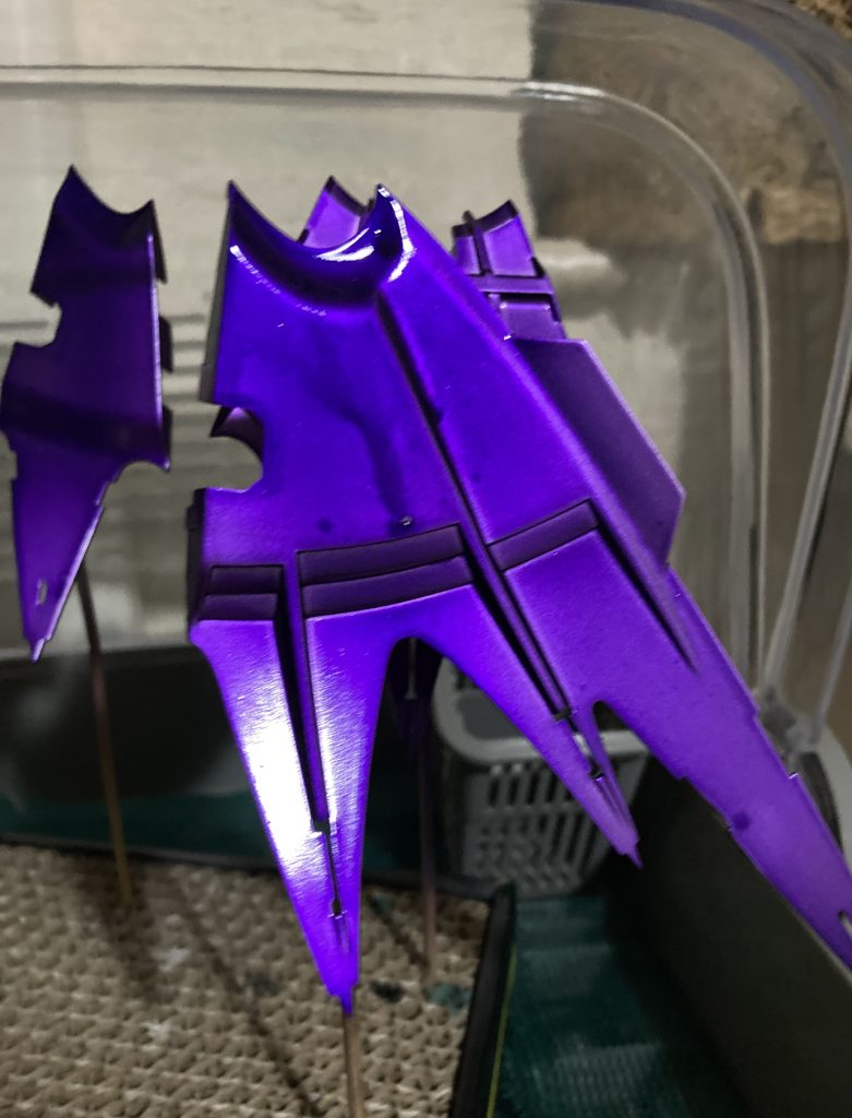 大失敗した垂れ箇所。クリアブラックを吹いたりしてもどうにもならなかったので、デカールで隠蔽してます。