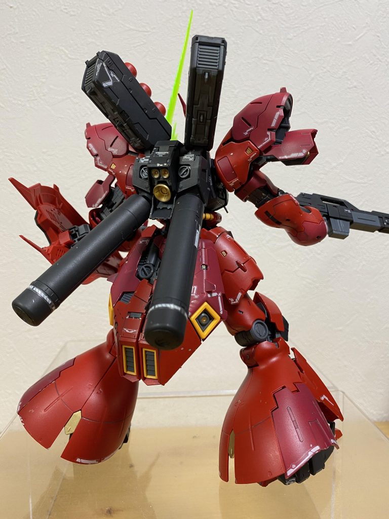 ボリューム満点の背面。最近、福岡のPVでサザビーが新装備を武装しているのを見て、またRGで出たら製作したいと思います。ここまでご覧いただきありがとうございました。よろしければ、YouTubeやってます。kotakaで検索、ぜひ遊びにいらしてくださいませ。