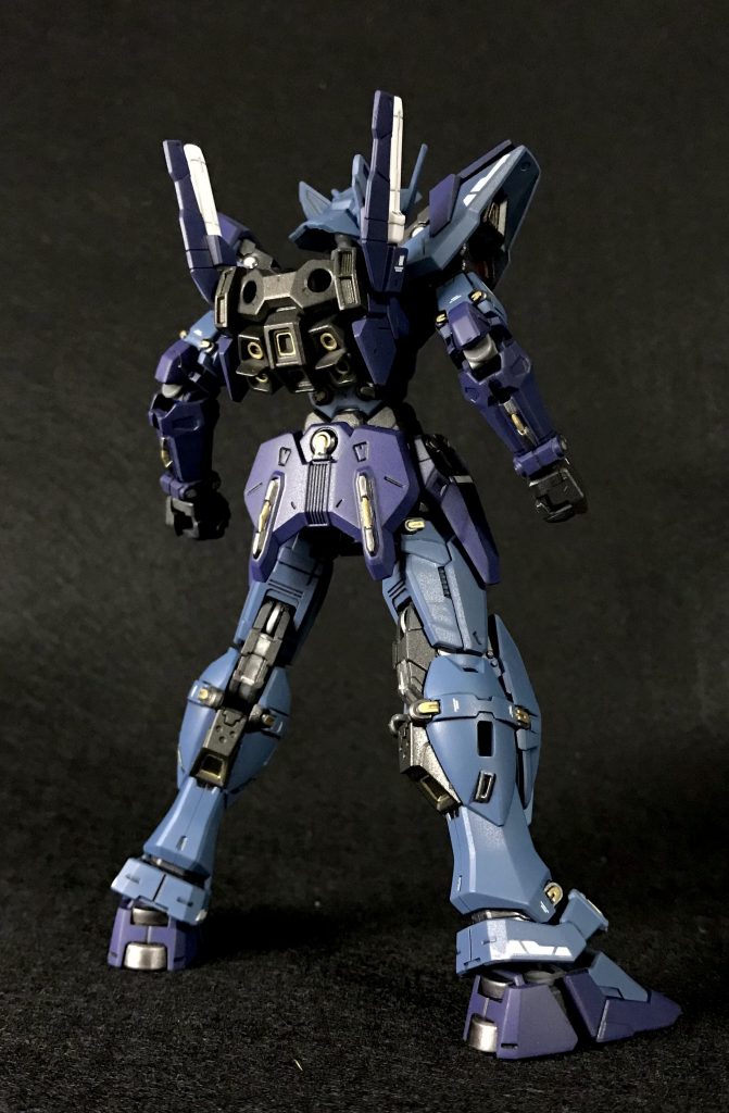 そして、今回もサフレスです。白の下地にはシルバーを使う事が多いんですが、今回はブルーなので少しトーンを下げる意味でもニュートラルグレーにしました☝初日でゲート処理とヒケ処理まで済ます事が出来たんですが、少し前にジェミナス01を組んでいたので頭の中に説明書がインプットされた状態だったので一気にランナーからパーツを切り出して(二度切りもしてません)表面処理の作業に入れたのも早く作れたポイントなのかなと思います😃