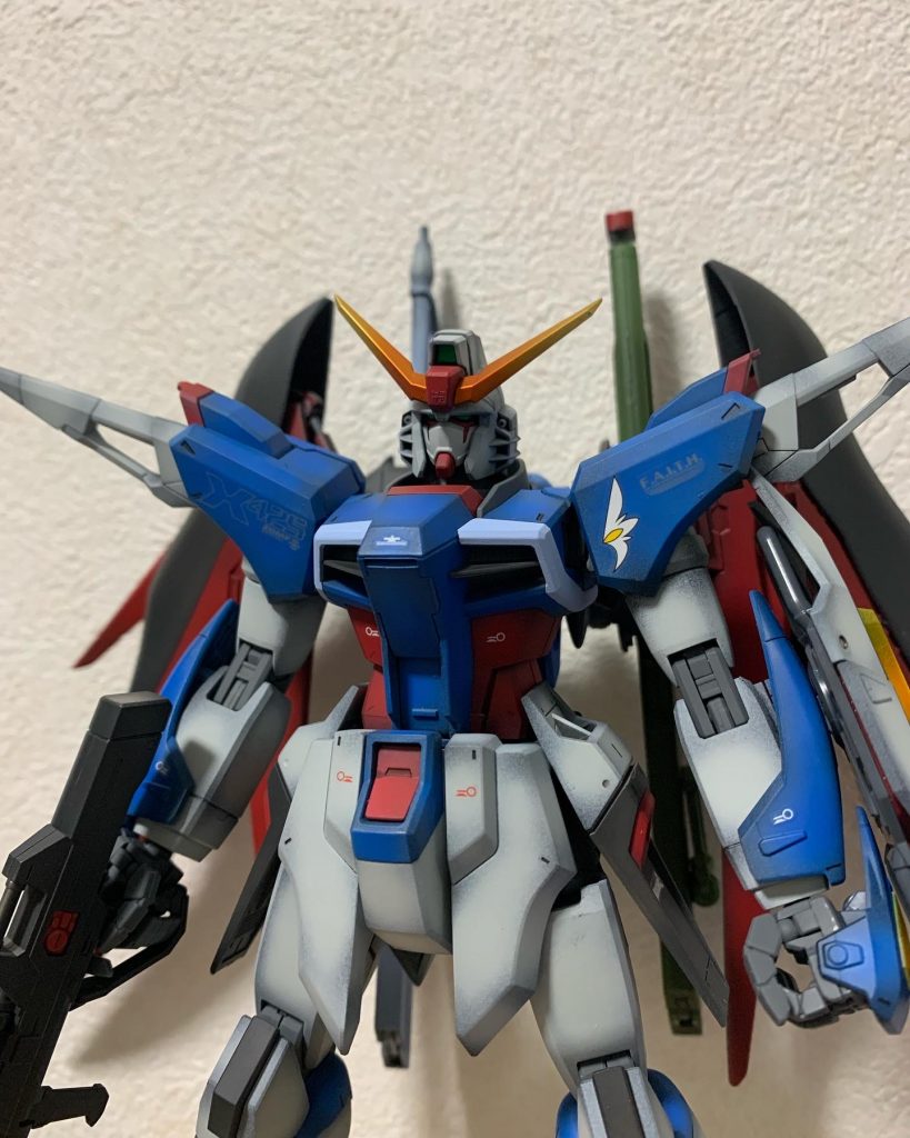 今回はツインアイとセンサー部分を蛍光塗料で塗りました