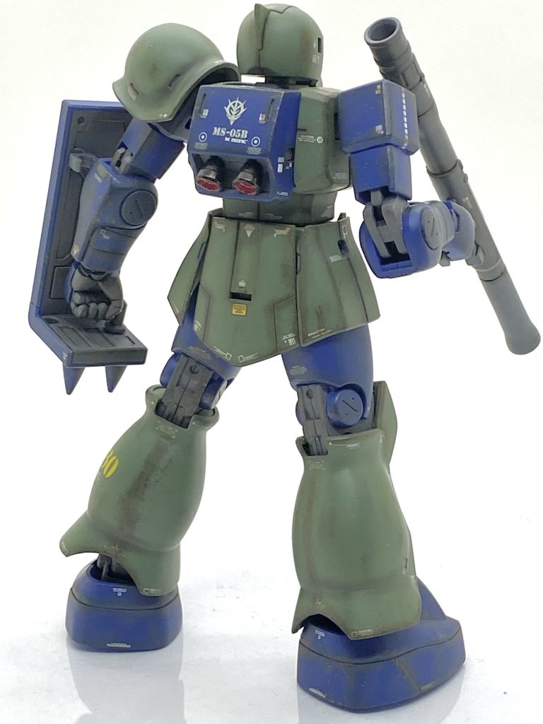 旧ザクは昔のHGUCのMS-06のザク系のバックパックと違い、ちゃんとバーニアも付いていてここは頑張って塗り分けました。