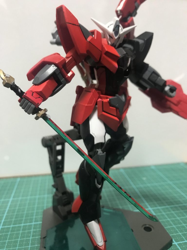 この機体最大の特徴、GNカタナ「コンゴウ」。ダイヤちゃんといえば刀!ということでビルダーズパーツから持ってきました。刃の部分はGNソードとかでよく見るグリーンと、ダイヤちゃんのイメージカラーのレッドで塗装。