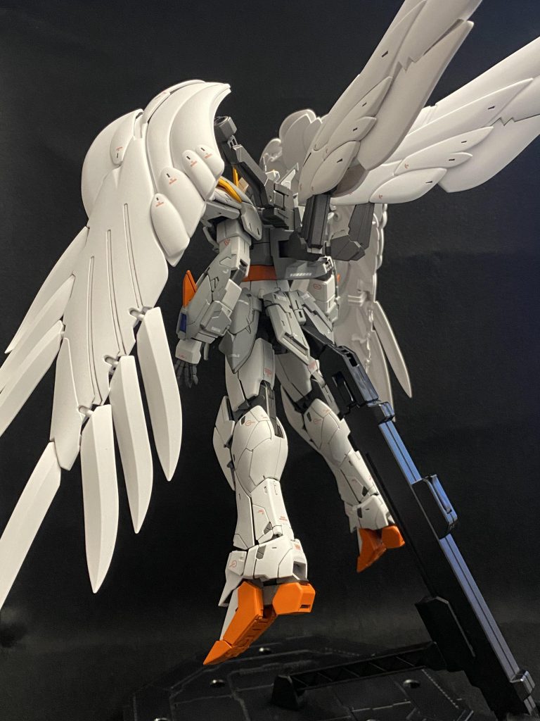 バックショット。ウイングバインダーと自作撮影ブースの関係上なかなかいい画角を確保出来ず苦戦しました。背面も丁寧にデカールを貼っているのでちゃんと撮りたかったのですが、、、。