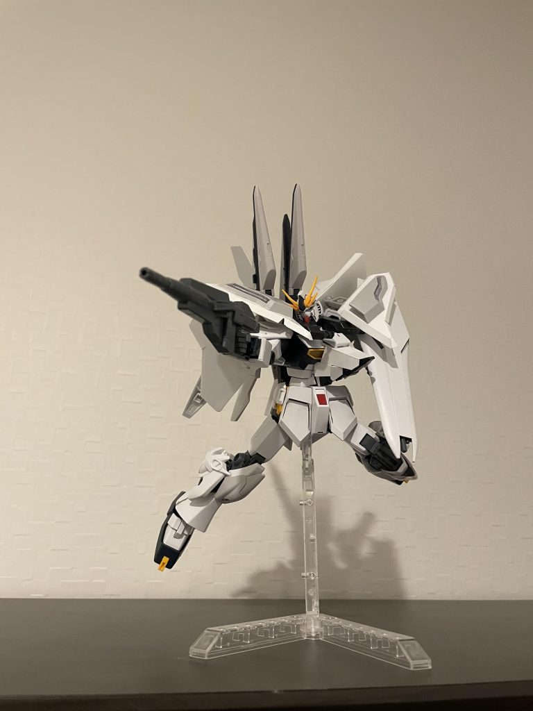 可動域を阻害しないようにパーツを増設、フェイクνのアーマーや、スクラッチしたフライトユニットでシルエットを異形に...