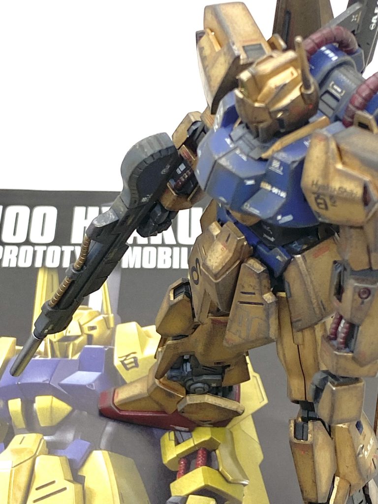 最後は説明書と。やはり、らいだ~Joe様のお気軽汚しの技法は素晴らしく、自分が塗った下手な金色塗装の百式が重厚感たっぷりになり、二次産物で全体的な細さも全く気にならなくなりました。シャアが乗っていた機体で百式はいつも苦戦していたイメージが自分にはあるので、こうして汚しをいれても全く気にならず、むしろジオやキュベレイを作りたくなってしまいました(笑)。メッキにつや消しを吹いてを汚すという考えは全く無かったのですが・・・らいだ~Joe様のお気軽汚しはゲート跡を処理出来ないメッキのキットにこそ最適な技法であり、百式は勿論の事、フェネクスやデルタガンダム、アカツキ、スモーなどにも応用出来ると思います(らいだ~Joe様の本にはアカツキの作例があり、そちらも唸るぐらいにカッコ良かったです)。塗料の百式ゴールドはまだ半分近く残っていて、今でも使っているのですが小さい部分の塗装ならムラになりにくくゴールドは当分これを使っていこうと思います(笑)。ご覧して頂きありがとうございました。