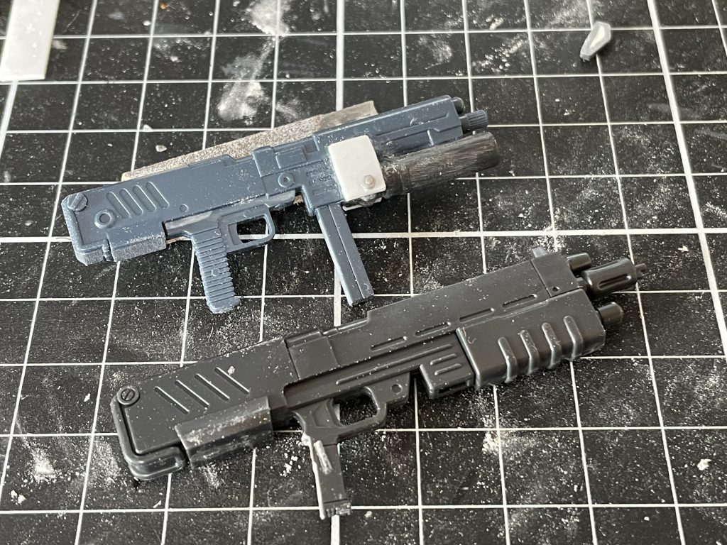 制作途中のマシンガン。当初はFZザクのマシンガンを使う予定でしたが、大きすぎる気がしたのでドムトローペンの同マシンガンに変更しました。