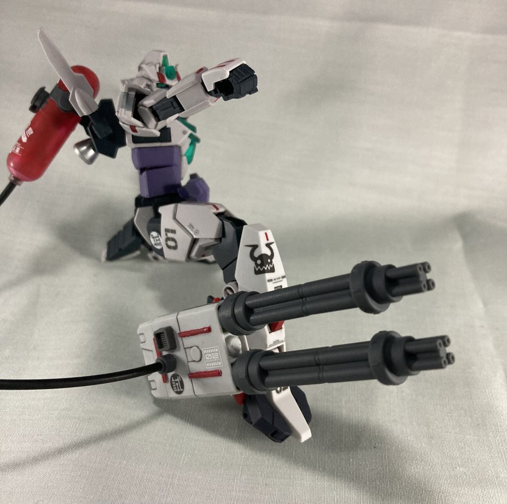 試作型:２連ガトリング「蜂の巣くん」第2話右足に装備する2連装ガトリング砲、中距離で敵を蜂の巣にするとかかっこよくね？てかガトリングがもうかっこいいまである。異論は認める。あと足にガトリングってなんかロマンあるよね、これも異論は認める。