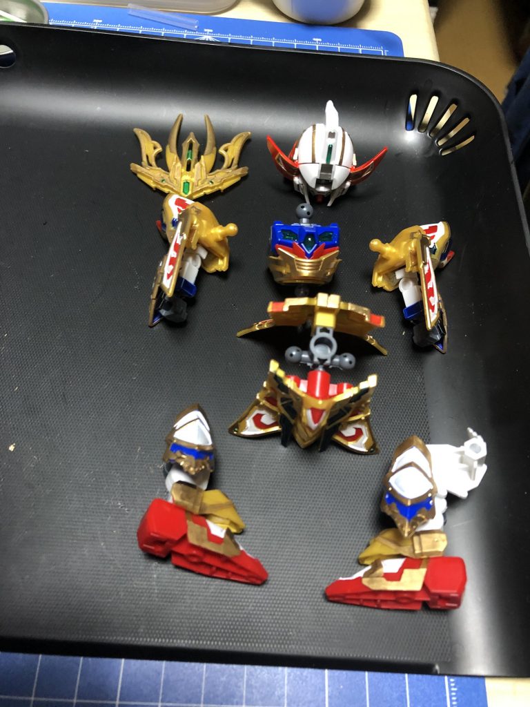 各パーツ余さずかなりの部分を塗ることになり、手甲に至っては成型色と全く違う色なので全塗装になります…鬼かなw