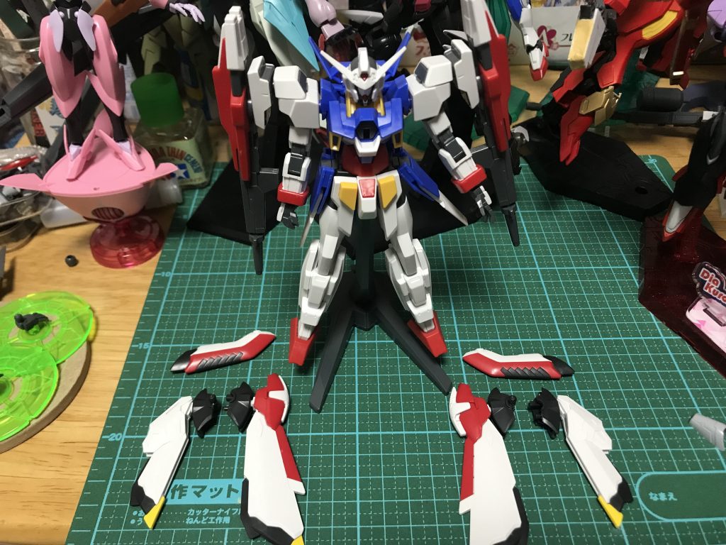 フェニックスから使う予定のパーツをもぎ取ったところ。結局ミサイルが入っているウイング(?)は使わなかった。