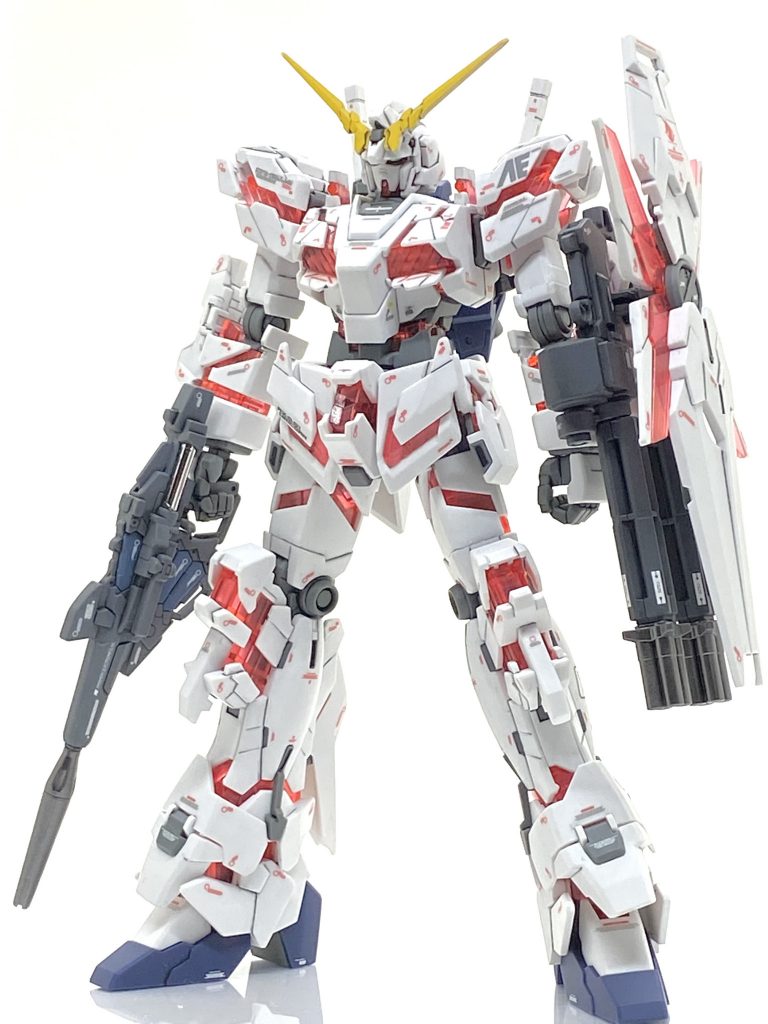 大量のデカールやサイコフレームがある為に一気につや消しクリアーが吹けず、何回も組んでばらして組んでばらして・・・を繰り返し形になるのに大変時間が掛かりました(笑)。