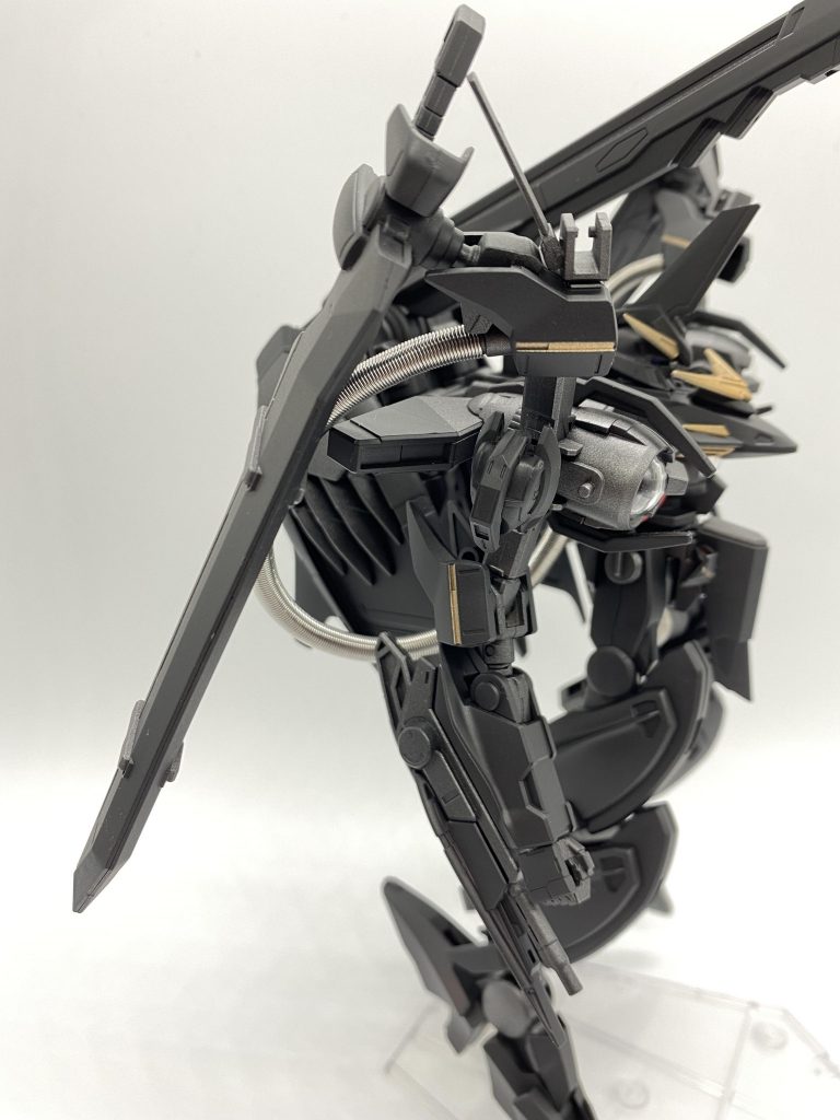右腕!こちらはツヴァイのパーツを使用しています。この頃はGNバスターソードへの粒子供給は外部配管直結で行なっていたように見せるために、配管を回してみました。