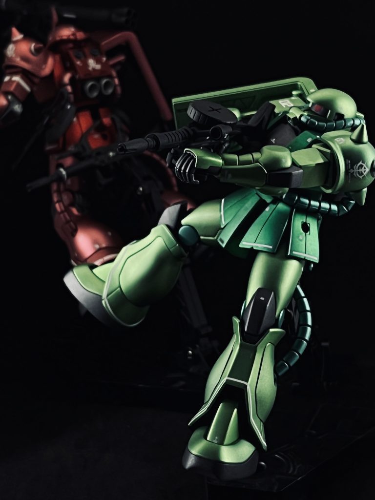 ポーズ3 今回の主役はこっちでしたカメラの露出を抑え、照明の当て方も少し工夫。主戦場は宇宙でしょうし、何よりメタリック塗装はこれくらい暗い方が映える!(気がする)