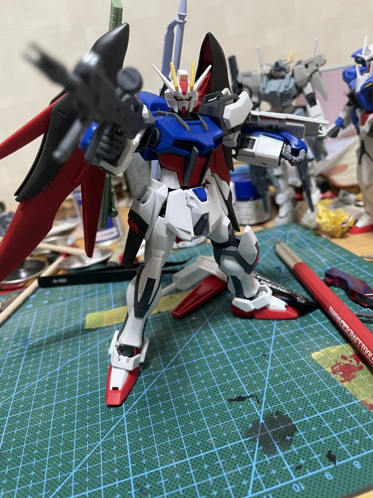 武装はデスティニーのビームライフルとシールドなどを装備できる