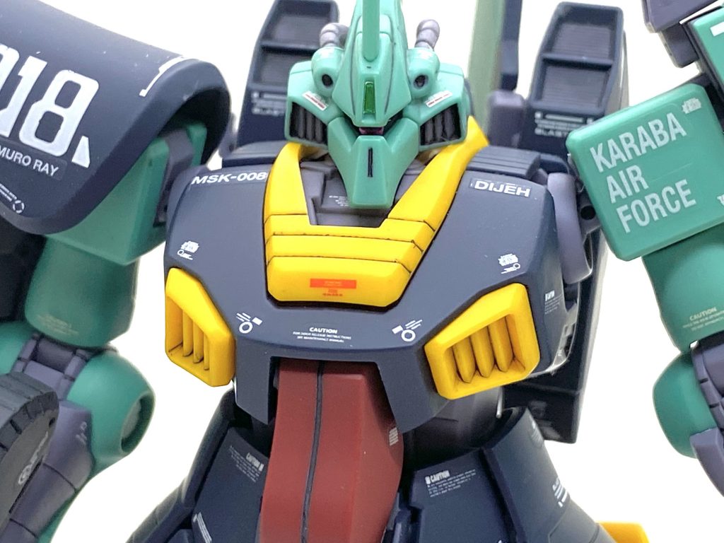デカールはガンダムデカールの機動戦士Zガンダム/機動戦士ガンダムZZ汎用1やHGシナンジュ用、市販のコーションデカールにRE/100のマーキングシールも使用しました。RE/100の説明書を参考に相当数貼ってver.ka風にしました。