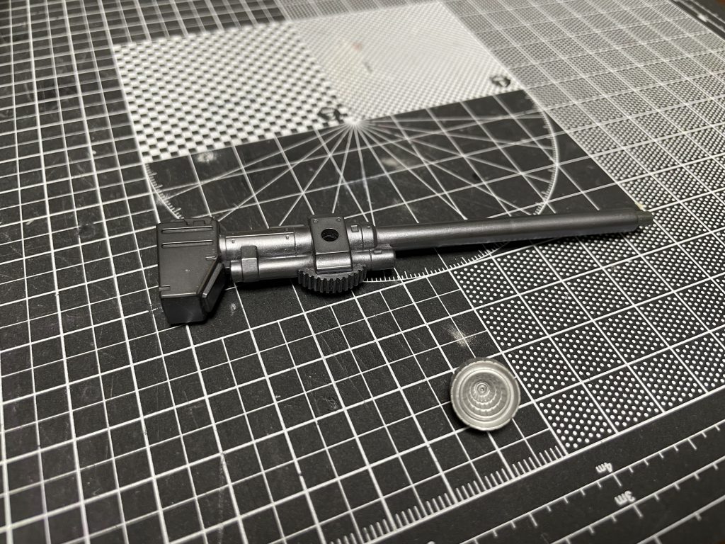 武装はティッシュで磨くと金属感の出るメタルカラーを使用。アイアンいい色ですね。バーニア類はアルミで塗装。