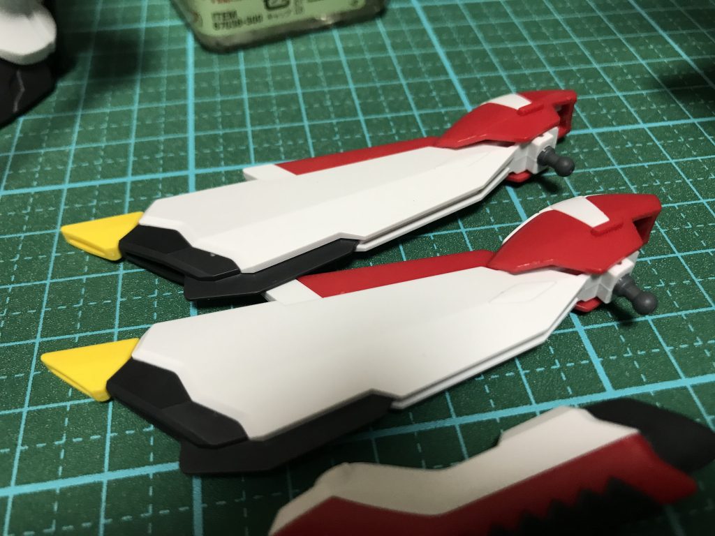 ボールデンの軸移植。元々のボールジョイントが経が大きくて合わせづらかったので思い切って切断、ピンバイスで穴あけし軸を新たに埋め込みました。