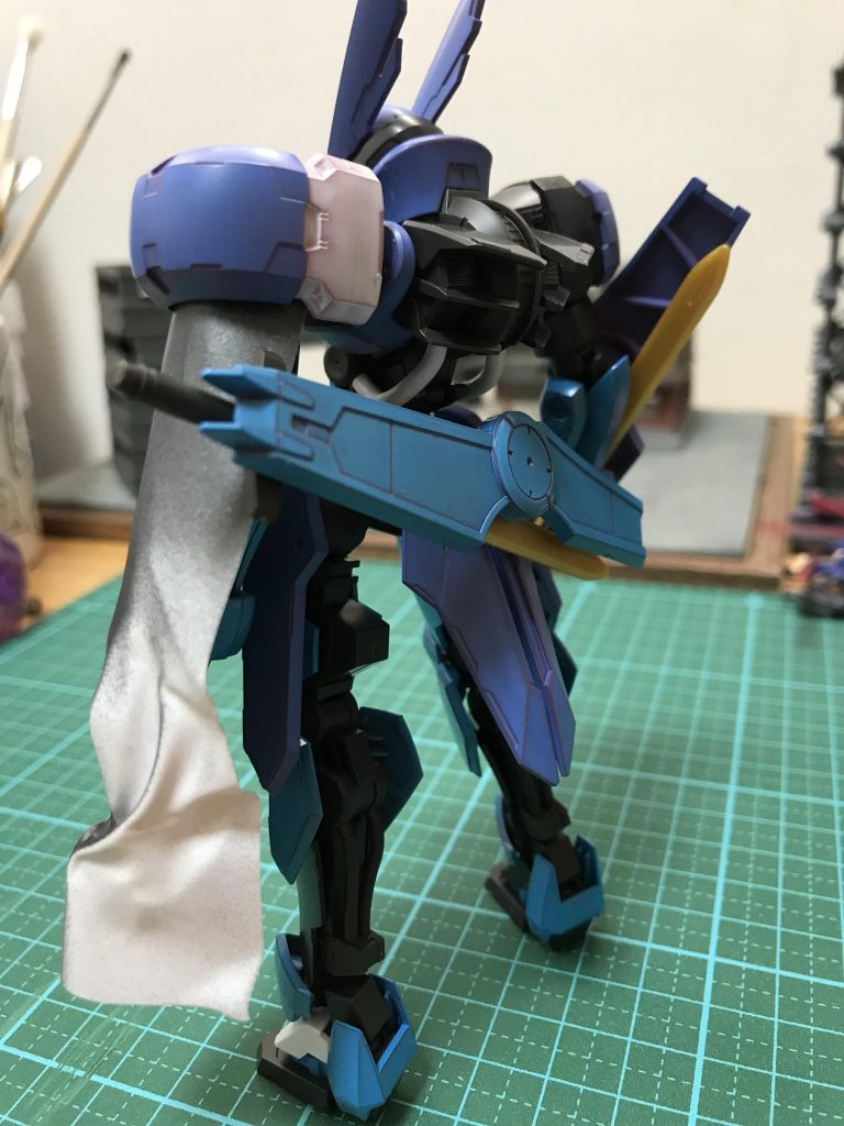 機体側面(と背面)。マントはしずくちゃんの曲「Solitude Rain」の衣装イメージで白黒のグラデーションイメージです。左腕に装着していたシールドはリアアーマーに装着して鞘のようなイメージ。