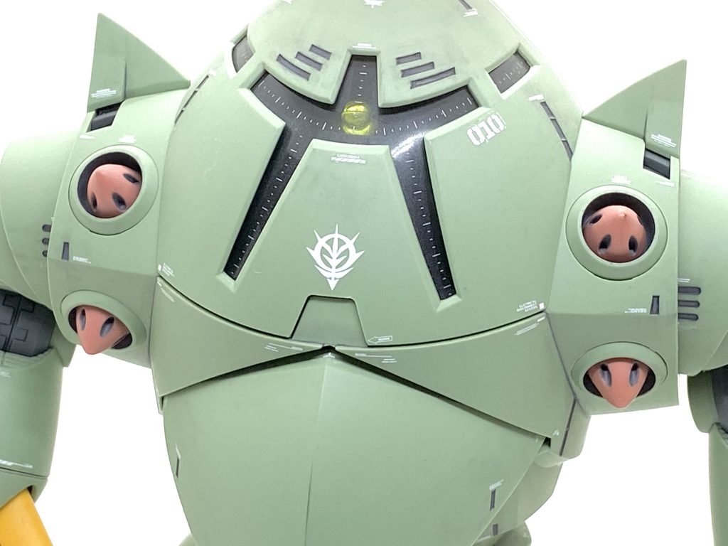 デカールはベルテクスのコーションやHGシナンジュ用、ジャブロー攻略作戦 水陸両用MSセット付属のゾック用などを使いカトキ風にしました。前後対称なので前後左右全く同じ位置にデカールを貼るのは初めての経験で4枚づつ同じ柄のデカールを確保しながら進めました。