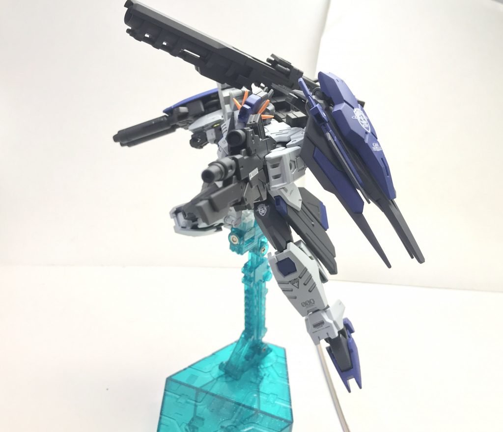 NGNヘビーマシンガン。原型機のコマンドクアンタから引き継がれた武装であり、ビーム兵器に対する耐性を持つナノラミネートアーマー持ちへの対策及び、ツインドライヴに増加粒子タンクを二基装備して尚激しいエネルギー節約も兼ねて本機にも装備されている。