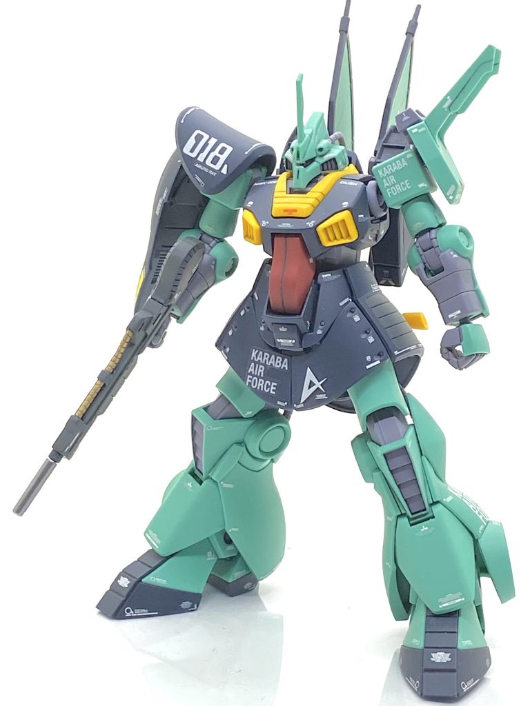 HGUC ディジェを成形色仕上げ+αで作ってみました。ウサ男の2022年春のアムロ祭り第二弾です(笑)。ディジェはZガンダム本編では数話しか出てない上に劇場版では出てないのですが、旧キットも当時としては中々良いキットで「人気も無いし旧キットも出来が良いのでリメイクは当分先だろう」と思っていました。アムロが映像上の乗機はガンダム、リックディアス、リ・ガズィ、νガンダムと比較的早く出ましたが、案の定ディジェは中々キット化のアナウンスが出ずヤキモキはしてました。先にRE/100出たディジェはMG並みの完成度で後ろの放熱フィンまで色分けされていて凄いと思いましたがHGUCでは出来ないだろうと思いましたが・・・RE/100から数年後に出たHGUCも色分けされていて同じ時期に出たムーンガンダムやR・ジャジャ並みの完成度に大変驚きました。素材は大変素晴らしいので多少の部分塗装とデカールでディジェの良さを引き出そうと思います。