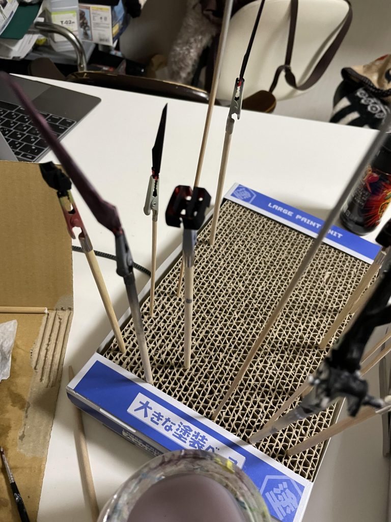 パーツは下地を黒で塗ってます