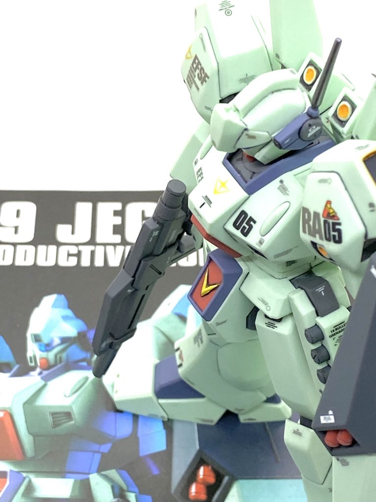 最後は説明書と。ジェガンはHGUCの逆襲のシャアシリーズで最後発だっただけあり、頭部やバックパック等も合わせ目が無くクリアーパーツにもなっていたので素組みでも楽にカッコいいジェガンが作れてしまいます。このキットが出て、後から鬼の様なバリエーションが出ると思いませんでしたがやはり逆襲のシャア時のジェガンは至高の存在であり存在感があります。自分はスジ彫りは大変苦手なのでやらなかったのですが全身にスジ彫り入れたら更に良くなるでしょうし、D型みたいにジムカラーも面白いと思います。逆襲のシャアシリーズはどれも出来が良いのでやはりライバルのギラドーガが作りたくなるので早めに手を入れてみたいです。ご覧して頂きありがとうございました。