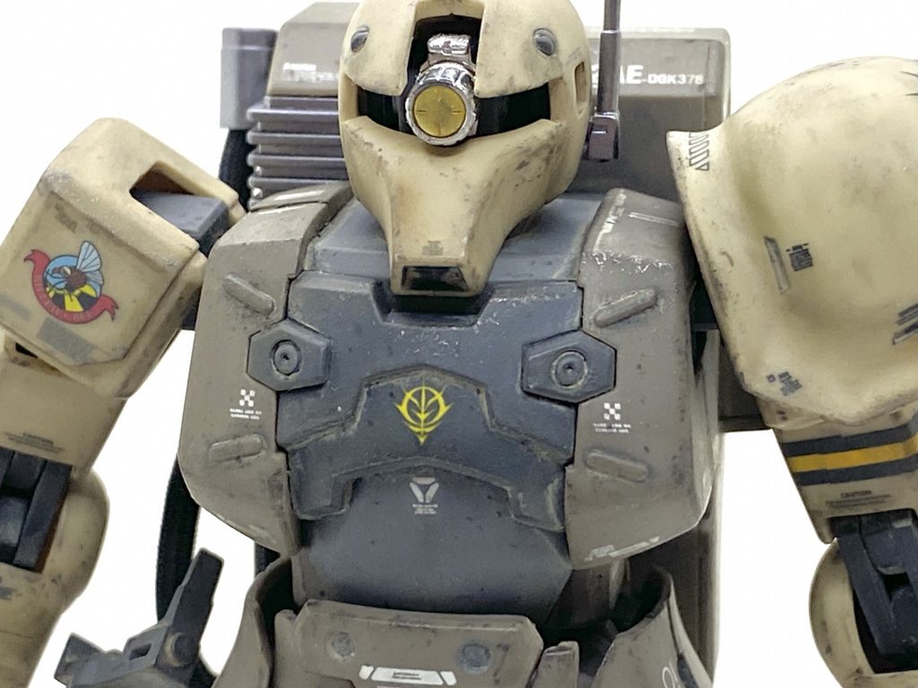 デカールはベルテクスのコーションデカールとガンダムデカールのジオン軍MS用1を中心に前に作りました旧ザクを参考に貼っています。Ka signatureのROBOT魂はマーキングが白でサンドイエローの本体色ですと殆ど見えなかったので敢えてダークグレーのを中心に使いました。せっかくなので中東南部で使われていたというキラービーのマーキングを貼ってみました。