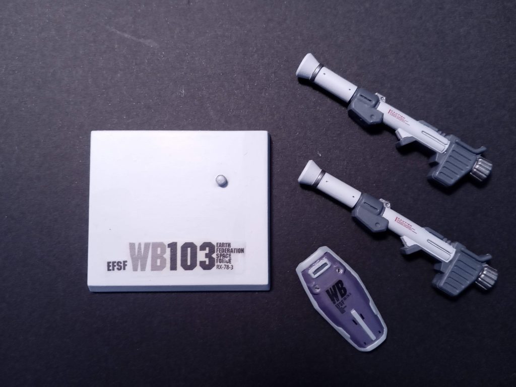 台座も白に塗装し、デカール貼り。シールドは星を取って、ディテール変更。